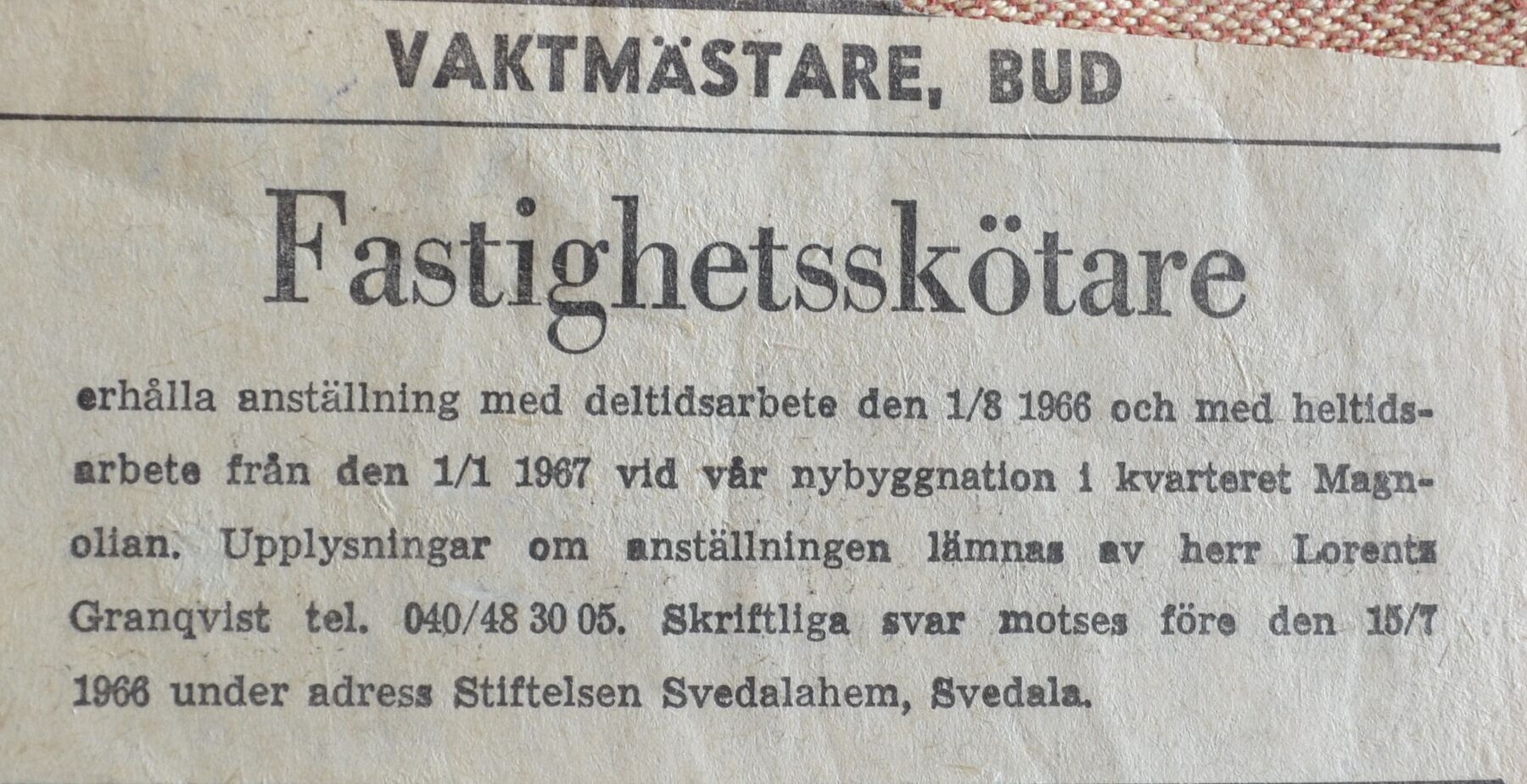 Tidningsurklipp p&aring; aldre annons d&auml;r man s&ouml;ker en fastighetssk&ouml;tare