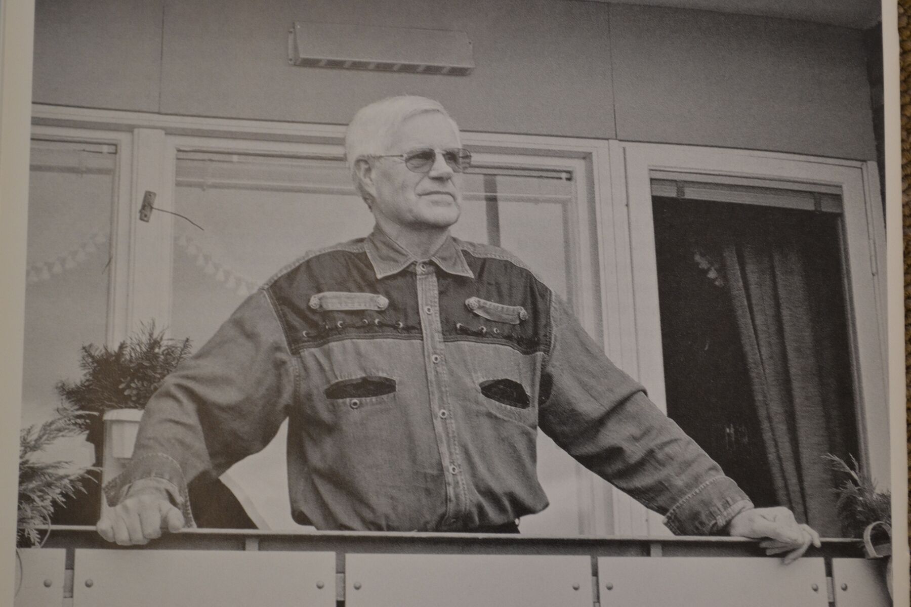 Svartvit bild p&aring; man p&aring; balkong