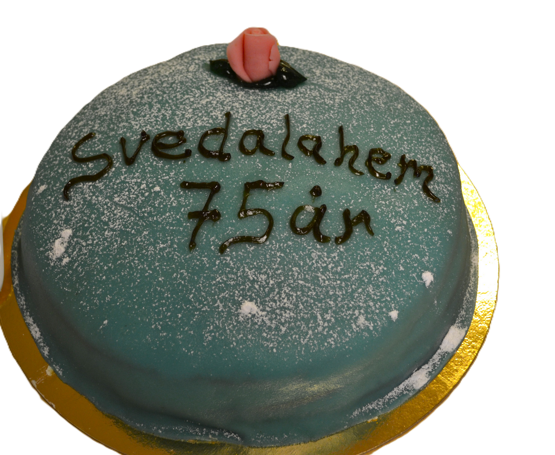 Bl&aring; marsipant&aring;rta med texten Svedalahem 75 &aring;r