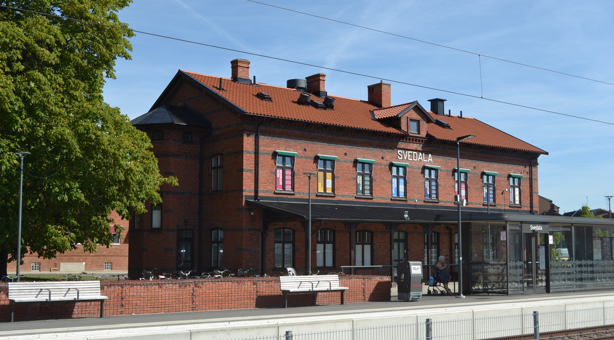 Svedala Stationshus Svedala stationshus, röd tegelbyggnad med bruna sprjsade fönster och tågspår framför