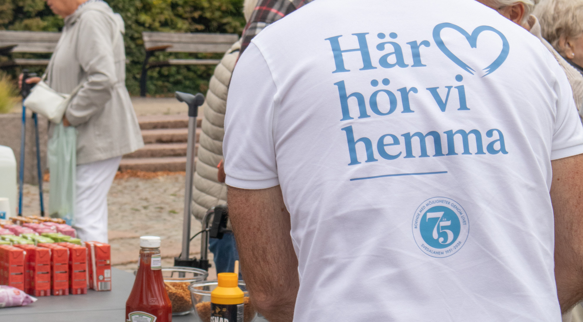 Albans rygg Ryggtavla på e man med vit tröja med texten - Här hör vi hemma