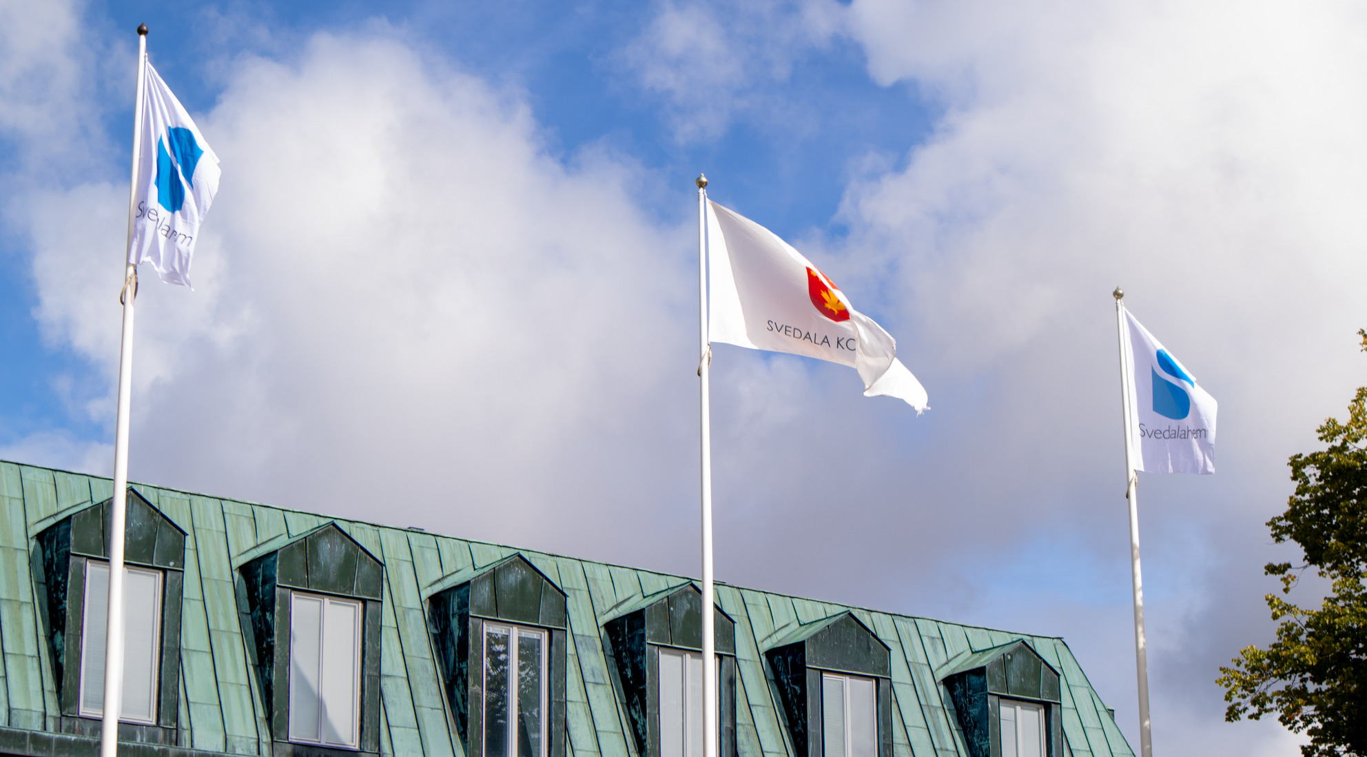 Flaggstänger Tre flaggstänger två med Svedalahems flagga och en med Svedala kommuns flaggamed S
