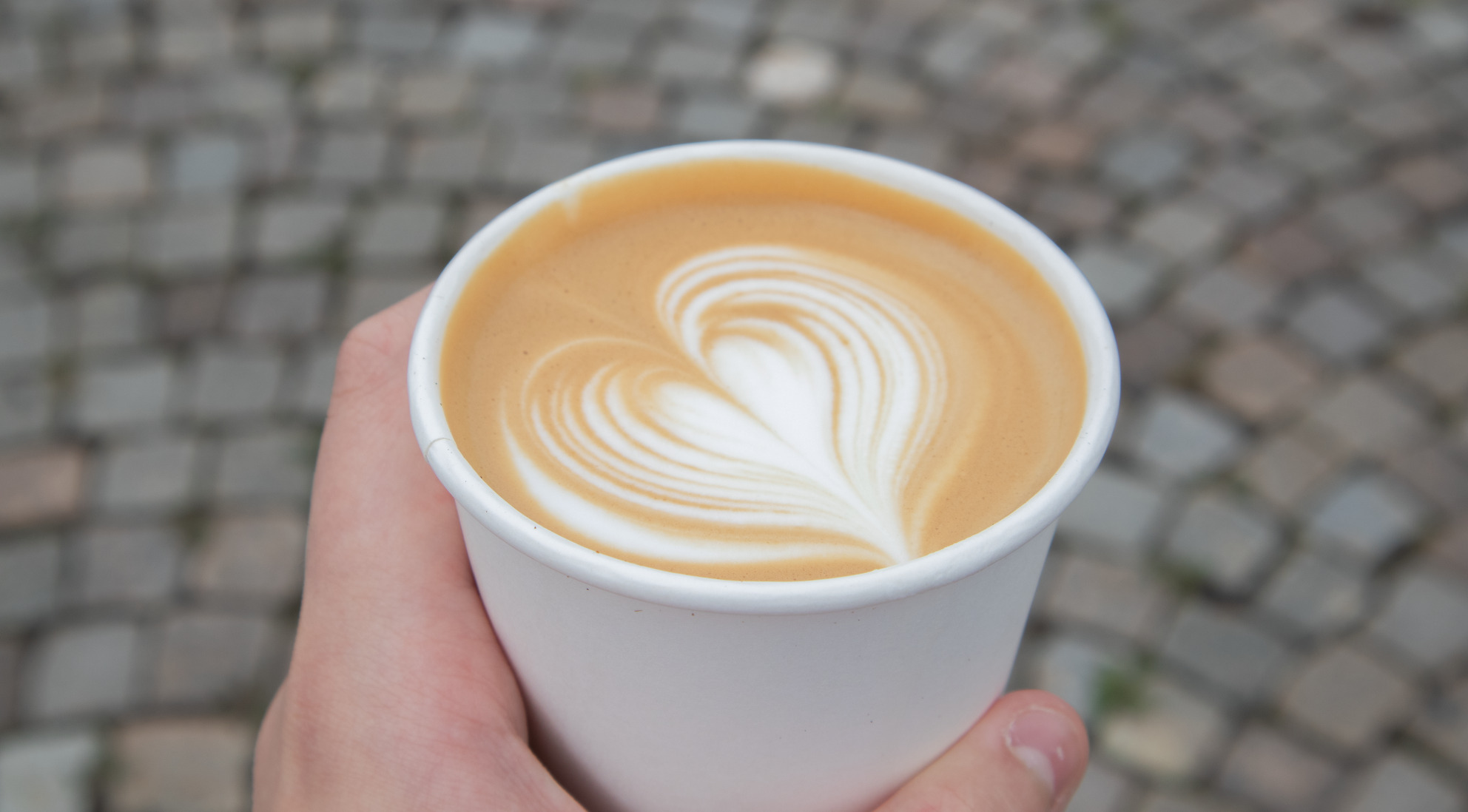 Kaffe Kaffekopp med skummad grädde som ett hjärta
