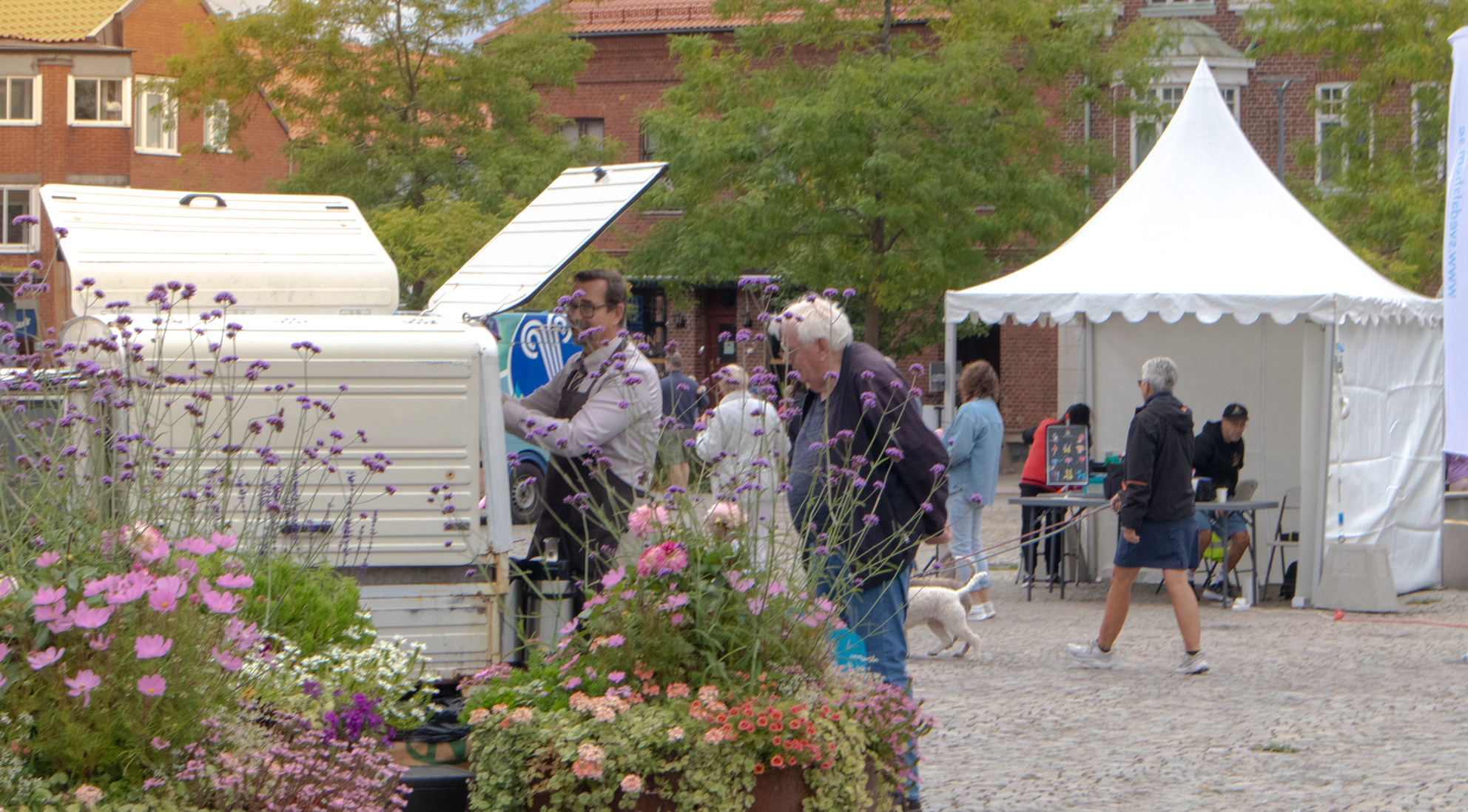 torget Torg ned blommor och partytält